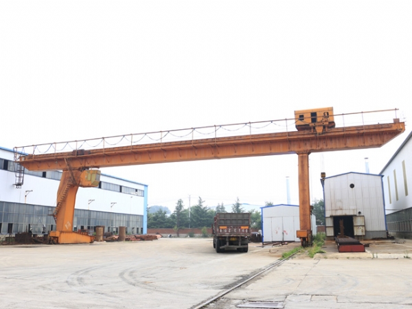 全包式門式起重機